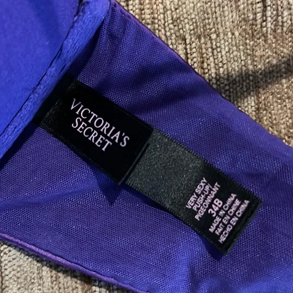 Victoria’s Secret racerback underwire size 34B very sexy push-up bra lace
